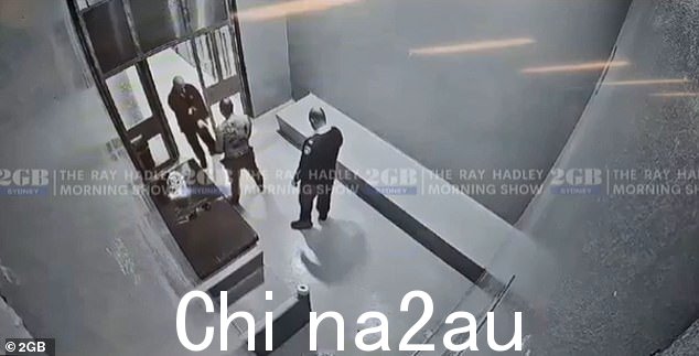 戏剧性镜头显示一名被警方拘留的男子被拘留的那一刻警察对一名 25 岁男子的内衣进行脱衣搜查,据称发现了藏在 25 岁男子内裤中的子弹、毒品和枪支