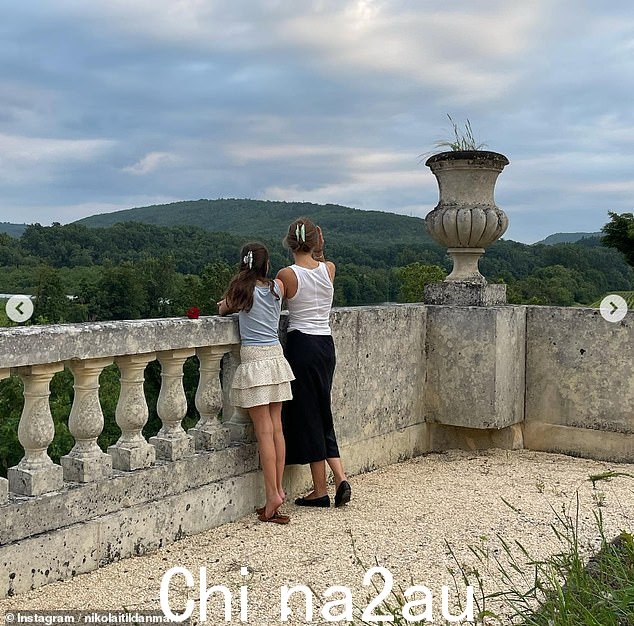 他还发布了两名女性的照片 - 她们似乎是他同父异母的妹妹雅典娜伯爵夫人和继母丹麦玛丽公主 - 俯瞰庄园