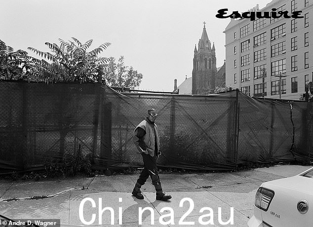 前卫:他在户外拍摄时戴着一副超大的深色墨镜