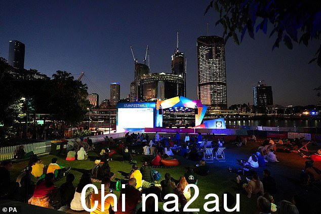 球迷也观看了周四晚上在布里斯班举行的比赛放映