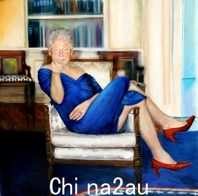 这幅画描绘了克林顿躺在椭圆形办公室的椅子上,穿着红色高跟鞋,穿着让人想起莫妮卡·莱温斯基的蓝色连衣裙,摆出挑衅的姿势,这幅画位于上东区联排别墅楼梯附近的一个房间里