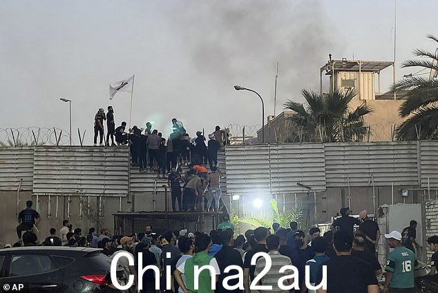 抗议者周四在瑞典驻巴格达大使馆攀爬围墙