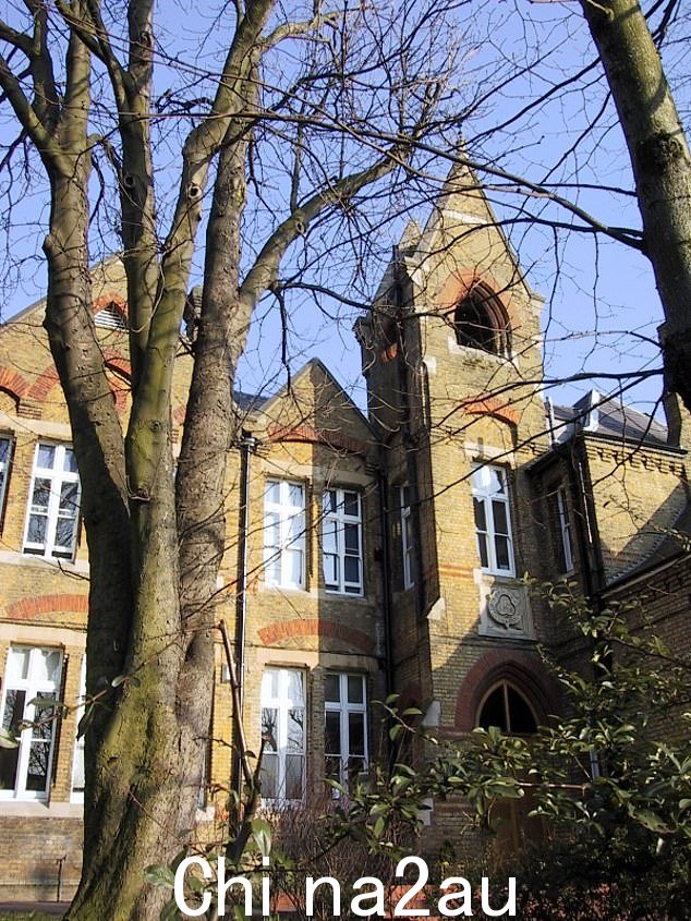 当时 Clare 的女儿 Isla 就读于 Haberdashers¿ Hatcham 学院,伦敦东南部的一所公立中学(如图)