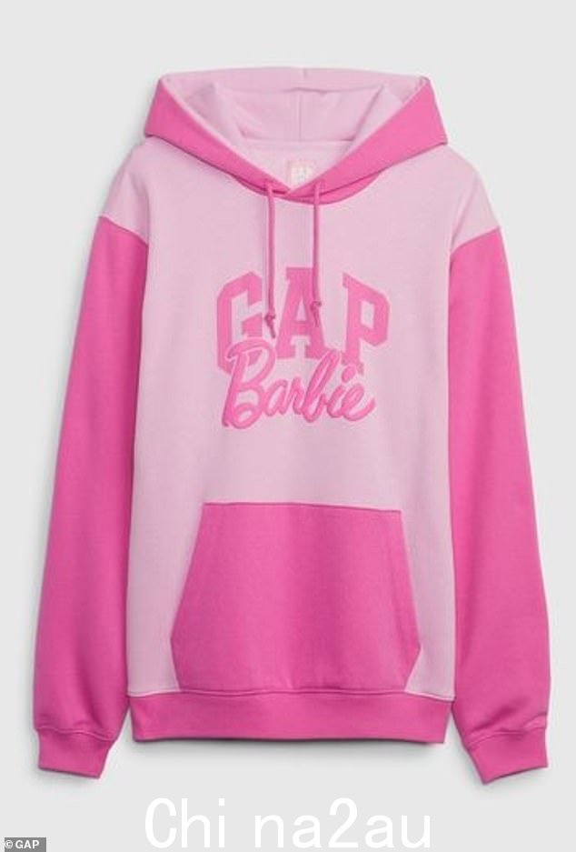 如图:Gap 为芭比娃娃电影的上映将其经典复古连帽衫进行了亮粉色改造