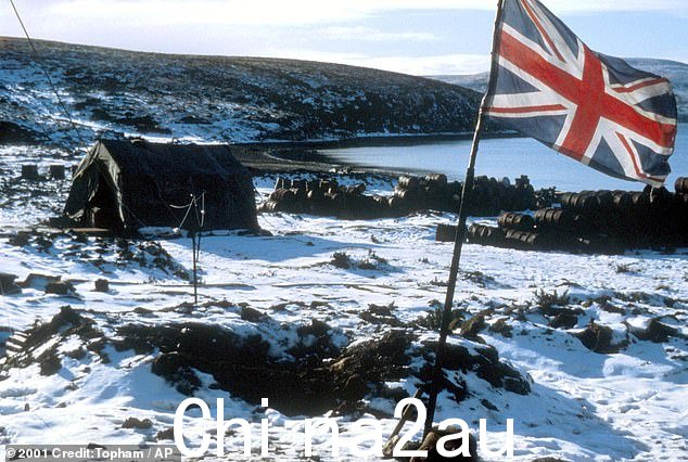 1982 年英国从阿根廷手中夺回福克兰群岛时,英国国旗在阿贾克斯湾升起