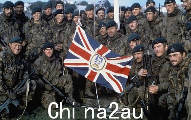 41 年前,英国士兵在福克兰群岛再次升起英国国旗