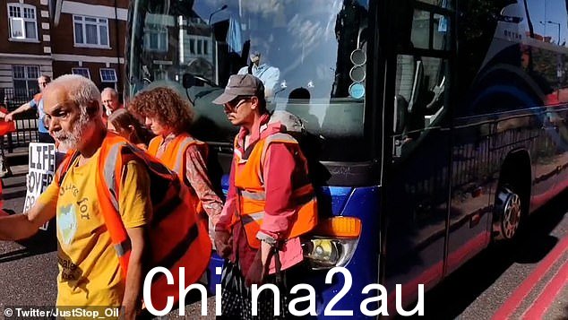 这是美联储的时刻-up 巴士司机在游行扰乱了“停止石油”抗议者的行程后,沿着道路轻轻地推了他们