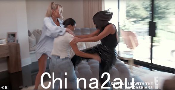 在紧张:在金手臂上有明显的血迹后,科勒进来制止了打斗。考特尼在比赛播出后宣布她将离开节目