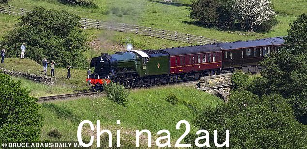 飞翔的苏格兰人号沿着北约克郡沼泽铁路 nr. Goathland 牵引皇家列车前往北约克郡皮克林