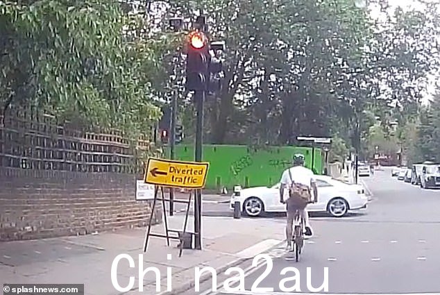 他离开:在确保他的路径畅通之后,演员在红灯仍为红色时骑车过线
