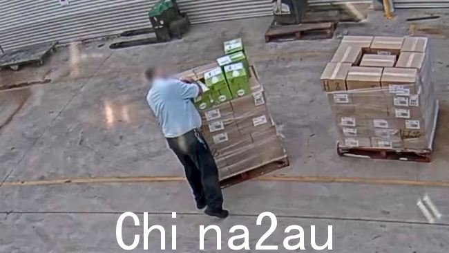 四名惩教人员查获了装有毒品和违禁品的盒子。它们后来被警察摧毁。图片:CSNSW