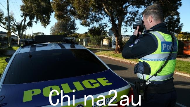 随着维多利亚州道路死亡人数持续飙升,一名青少年在汽车和卡车相撞中死亡。图片:Hamish Blair