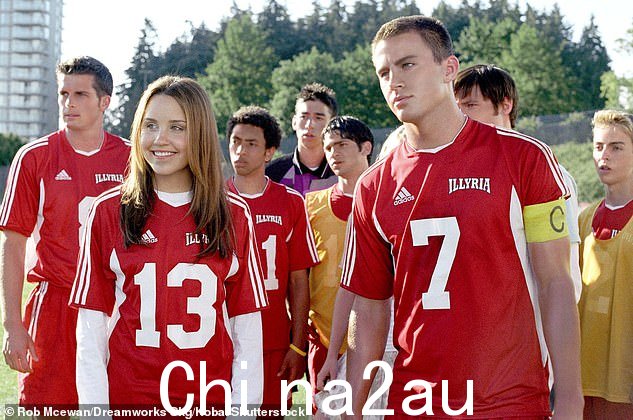 如图:阿曼达·拜恩斯 (Amanda Bynes) 和查宁·塔图姆 (Channing Tatum) 均主演了 2006 年的电影《她是男人》(She's The Man),该片以现代方式翻拍了威廉·莎士比亚的《第十二夜》