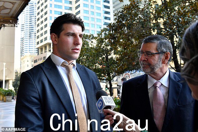 Scott(图为法庭外)周五)试图推翻对造成实际身体伤害、普通攻击和恐吓的袭击罪的定罪