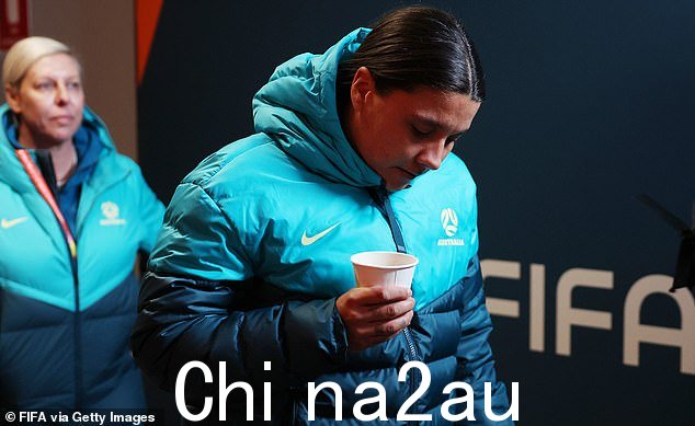 周四晚上中场休息后回到替补席时,这位前锋表情沮丧