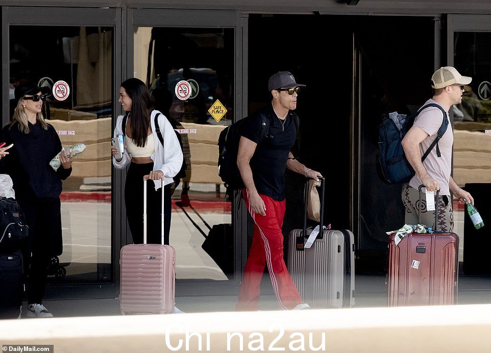 Raquel、Ariana 和 Katie 跳过了这次旅行,但桑多瓦尔最终完成了旅程,并被拍到周二在里诺太浩机场从美国联合航空公司的经济舱航班下来