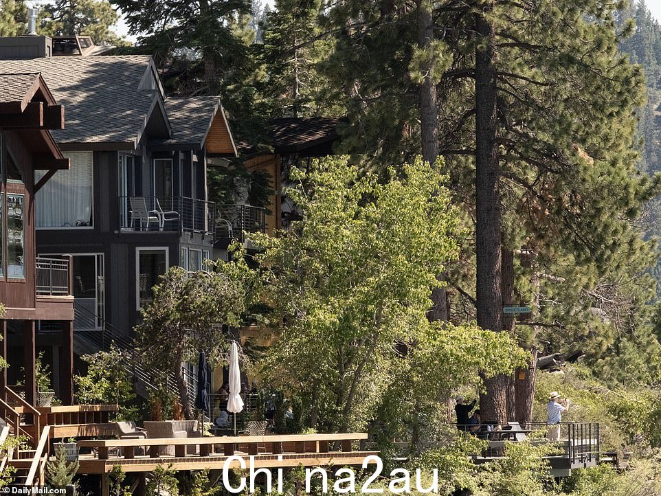 该房产在度假租赁网站 Vrbo 上的列表中被命名为“太浩湖畔明星之家”,配有自己的码头、六间卧室和五间浴室