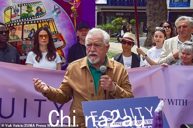 Action: Brian 在表示支持 SAG-AFTRA 时讲述了 Equity 参与者本身在谈判中的情况