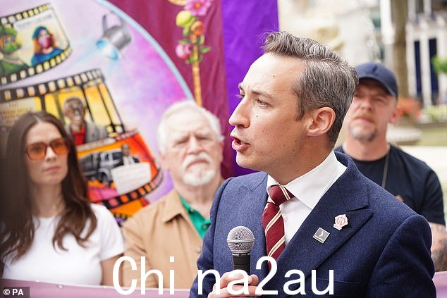 Rally: Hayley、Brian 和 Simon 都在聆听股票秘书长 Paul W Fleming 在集会期间的讲话
