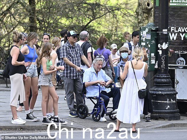 四月份托尼·贝内特在中央公园被推着时,粉丝们与他合影