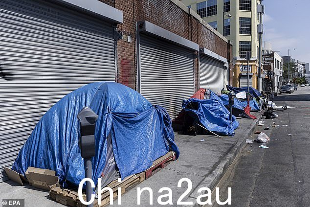 六月,在贫民窟的人行道上可以看到无家可归者搭建的帐篷。周三,一张中奖的强力球彩票在几个街区外被售出