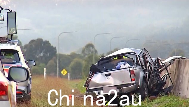 撞车事故中的一辆 Nissan Navara 皮卡车的残骸撞上了障碍物