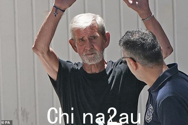 亨特在被塞浦路斯法官判定谋杀其妻子无罪后,从塞浦路斯帕福斯地方法院被送出时显得情绪激动