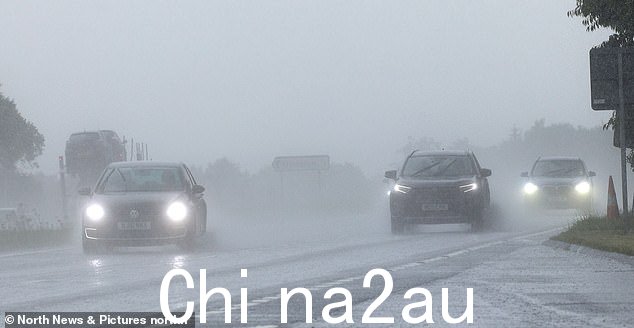 NORTHUMBERLAND:驾车者在赫克瑟姆的 A69 高速公路上冒着倾盆大雨