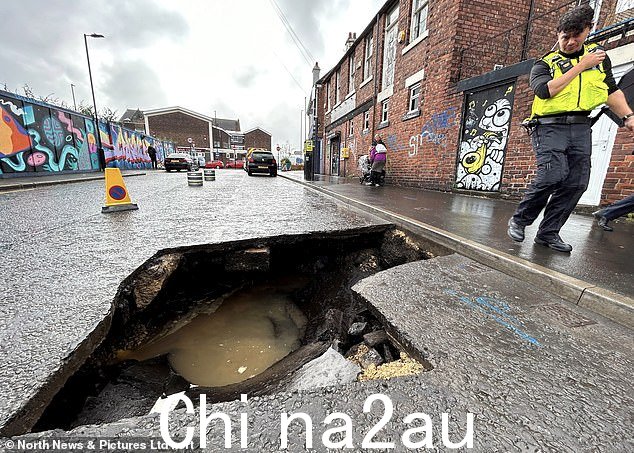 NEWCASTLE: 的一部分周二持续大雨后道路塌陷