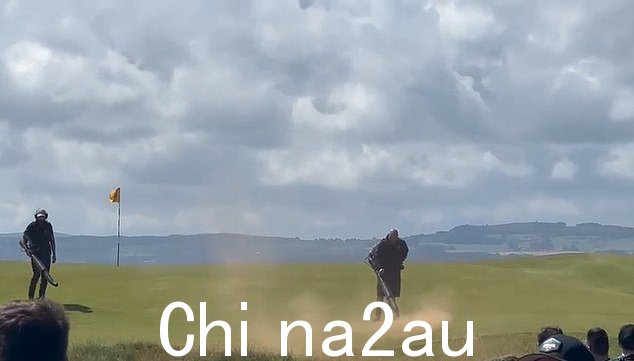 主办方通过使用吹叶机到球场清除灰尘解决了这个问题