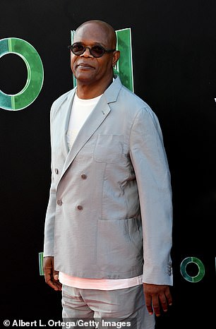 荣誉奥斯卡奖得主塞缪尔·杰克逊 (Samuel L. Jackson) 送给前夫妇瑞安·雷诺兹 (Ryan Reynolds) 和斯嘉丽·约翰逊 (Scarlett Johansson) 的不寻常结婚礼物在他们 2008 年温哥华岛婚礼上引起了不小的轰动(图为 6 月 13 日)