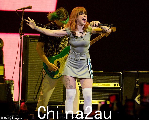 保持忙碌:Hayley 与她的乐队 Paramore 一起开始了 This Is Why 巡演,向今年 2 月初发行的同名专辑致敬; 2 月在亚利桑那州看到