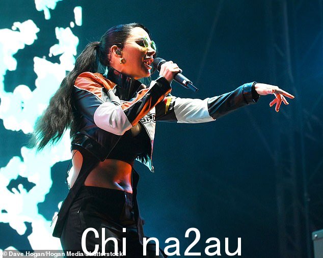 巡演中:对于 Tulisa 来说这将是忙碌的几个月,因为 N-Dubz 也将在去年的重聚巡演之后于 8 月发行他们 13 年来的第一张新专辑《Timeless》