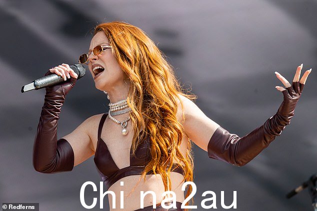 Songstress:流行歌星在颁奖典礼上获得九项奖提名,其中在被取消之前两次获得最佳女歌手奖提名