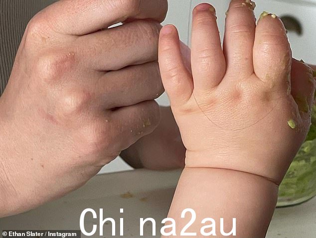 Swee'祝世界上最有爱心、最贴心的妈妈/人第一个母亲节快乐,'他写道,并签名'- fromt:我和这个小家伙。'