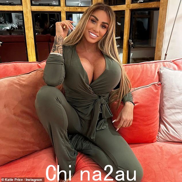 Antics:45 岁的凯蒂·普莱斯 (Katie Price) 在周三的一次广泛采访中反思了她与花花公子兔子的女同性恋恋情,开玩笑说她在男人方面运气不佳