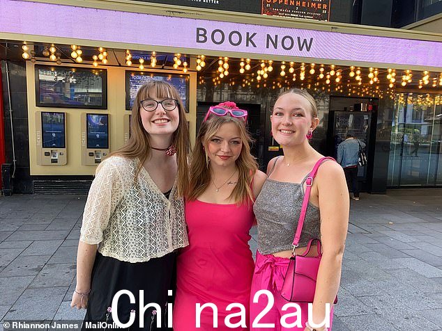 Isabel Szymecko,19 岁,Brandi Monroe,19 岁,Kendra Kelly,19 岁,来自美国密歇根州,前往莱斯特广场观看芭比娃娃