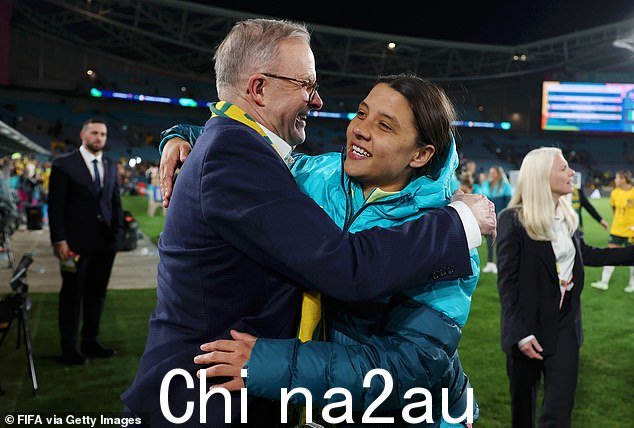 1-0 获胜后,总理安东尼·艾博内塞在场边向科尔致意