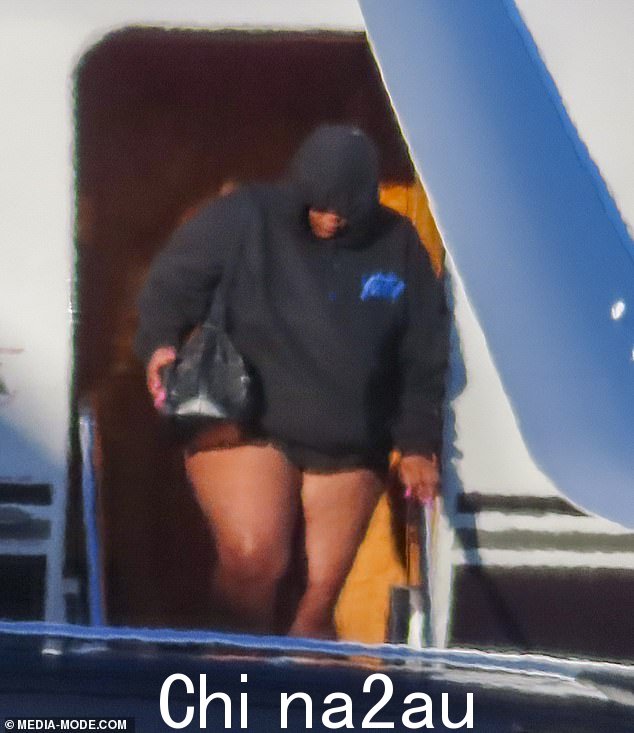 为了抵御澳大利亚的冬季天气,Lizzo 在她的单品套装中添加了一件连帽运动衫