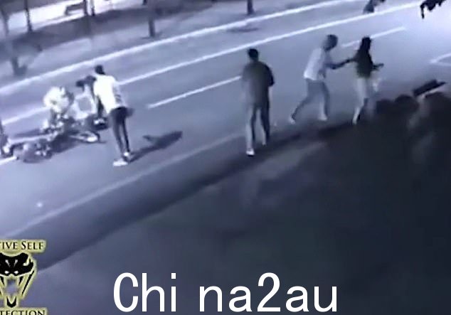当男子包围劫匪时,这对夫妇跑向安全地带自行车