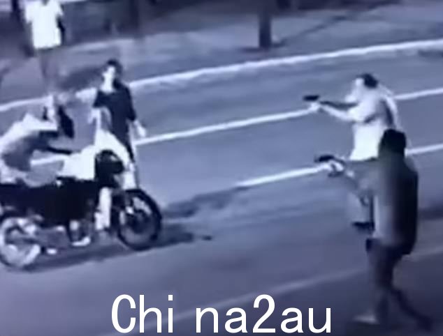 那个男人当五个人从树上出现时,骑自行车的人迅速退缩并扔掉了包