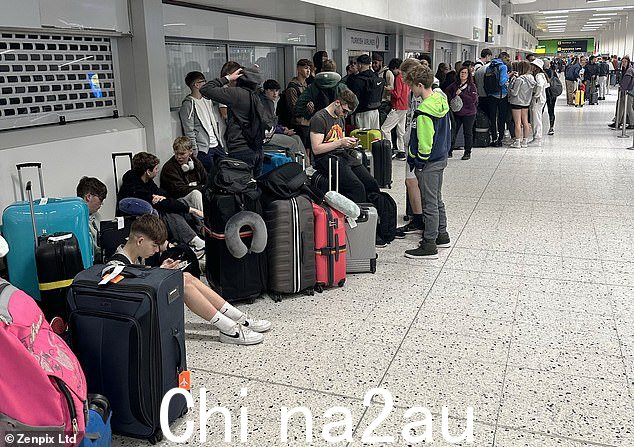 曼彻斯特:无聊的度假旅客今天早上在曼彻斯特机场排队办理登机手续
