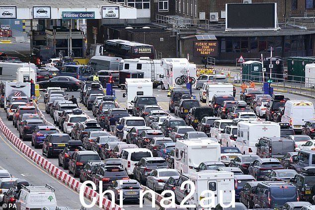 DOVER:流量构建今天早上,肯特郡多佛港迎来繁忙的夏季旅行期