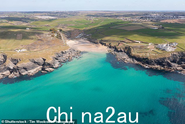 POLDHU COVE,LIZARD PENINSULA,康沃尔郡:这个引人注目的海滩位于美丽的蜥蜴遗产海岸,位于 1901 年 12 月古列尔莫·马可尼 (Guglielmo Marconi) 发送有史以来第一个跨大西洋无线电传输的地点下方,国民信托指出
