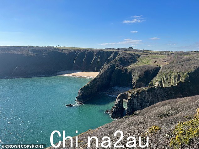 教堂门湾(右)和收缩天堂ACH(左),彭布罗克郡马诺比尔村附近:这些引人入胜的海滩可以从彭布罗克郡海岸小径和悬崖边台阶到达,在退潮期间可以绕着分隔它们的岩层漫步。游客还可以穿过“教堂门”缝隙从一处走到另一处,这使得这一段海岸线如此独特