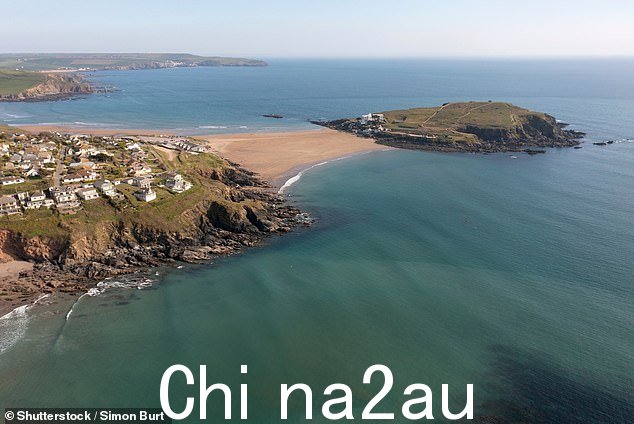 BIGBURY-ON-SEA 海滩,德文郡:Bigbury-on-Sea 海滩连接退潮期间,伯格岛与大陆相连,涨潮时,游客可以乘坐液压拖拉机在两岛之间往返