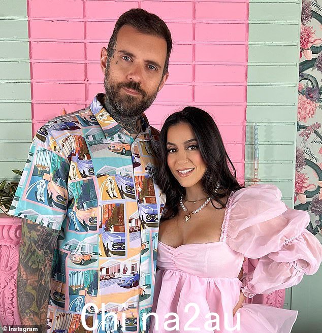 Adam,39 岁,主持名为 No Jumper 的播客,和他 32 岁的妻子 Lena,最近几周在 Adam 坚称性爱场景“令人惊叹”后受到了严厉的审查