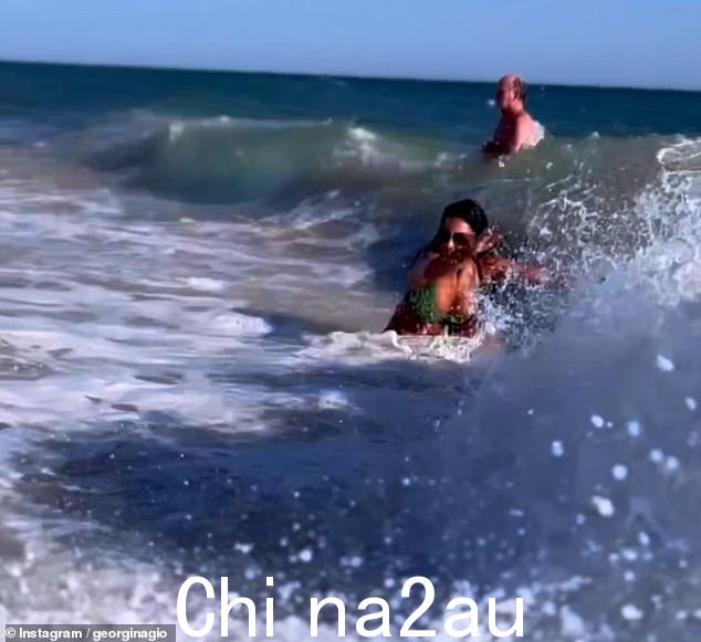 事故:一系列海浪毫无疑问地袭来,最后一道海浪将乔治娜淹没,当她的头沉入海面时,明星大笑着