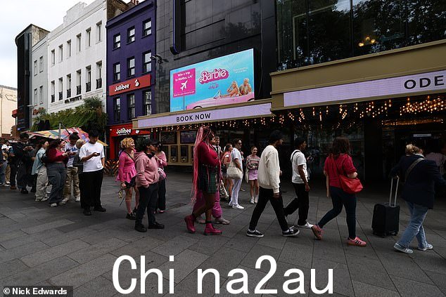 兴奋的粉丝排队等候早上去电影院看奥本海默和芭比娃娃