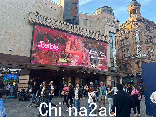 成群结队的人涌向莱斯特广场的电影院观看两部电影的双重放映